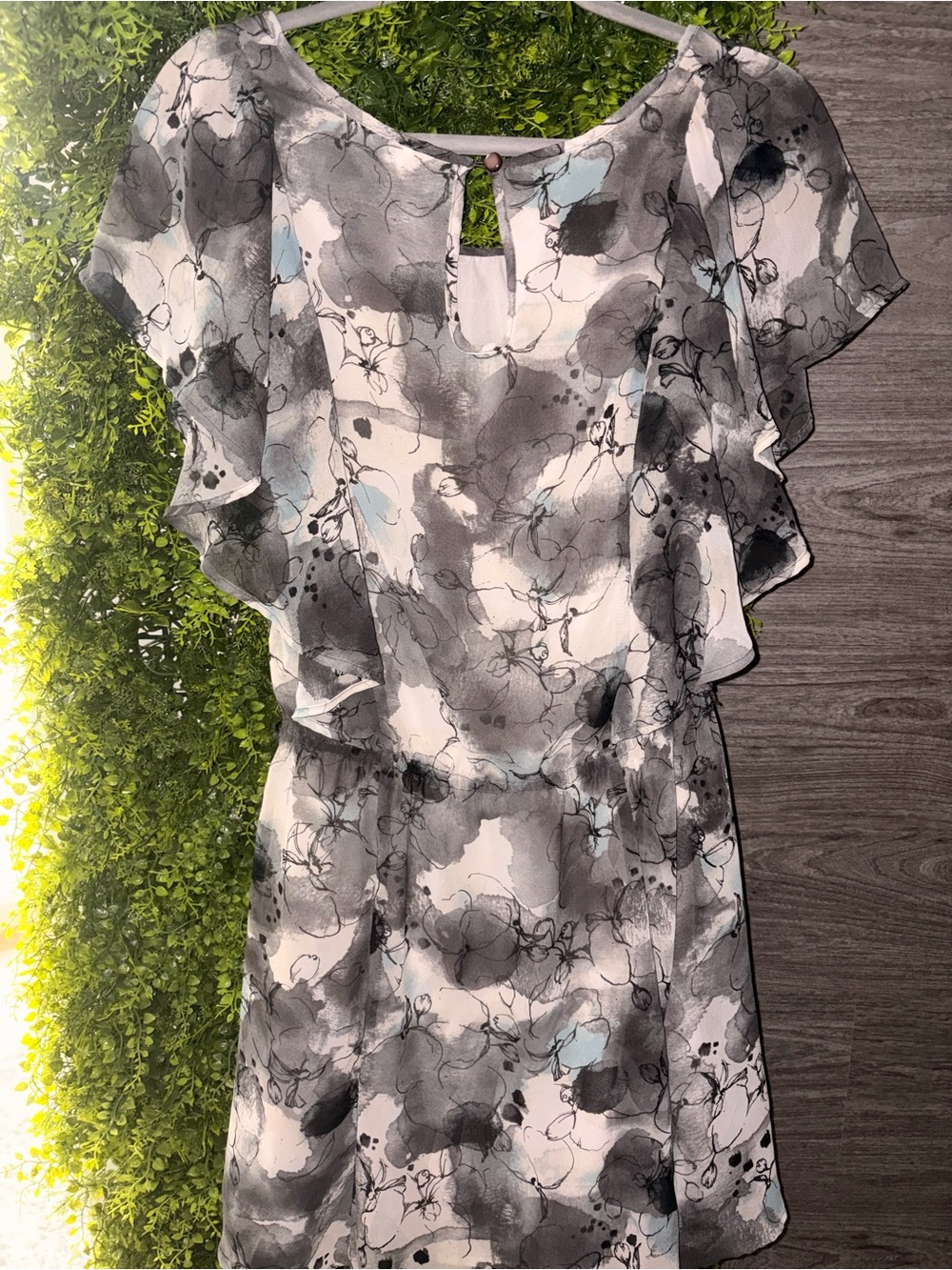 Pretty Grey Floral Print Dress – Size 4 – Flutter Sleeves